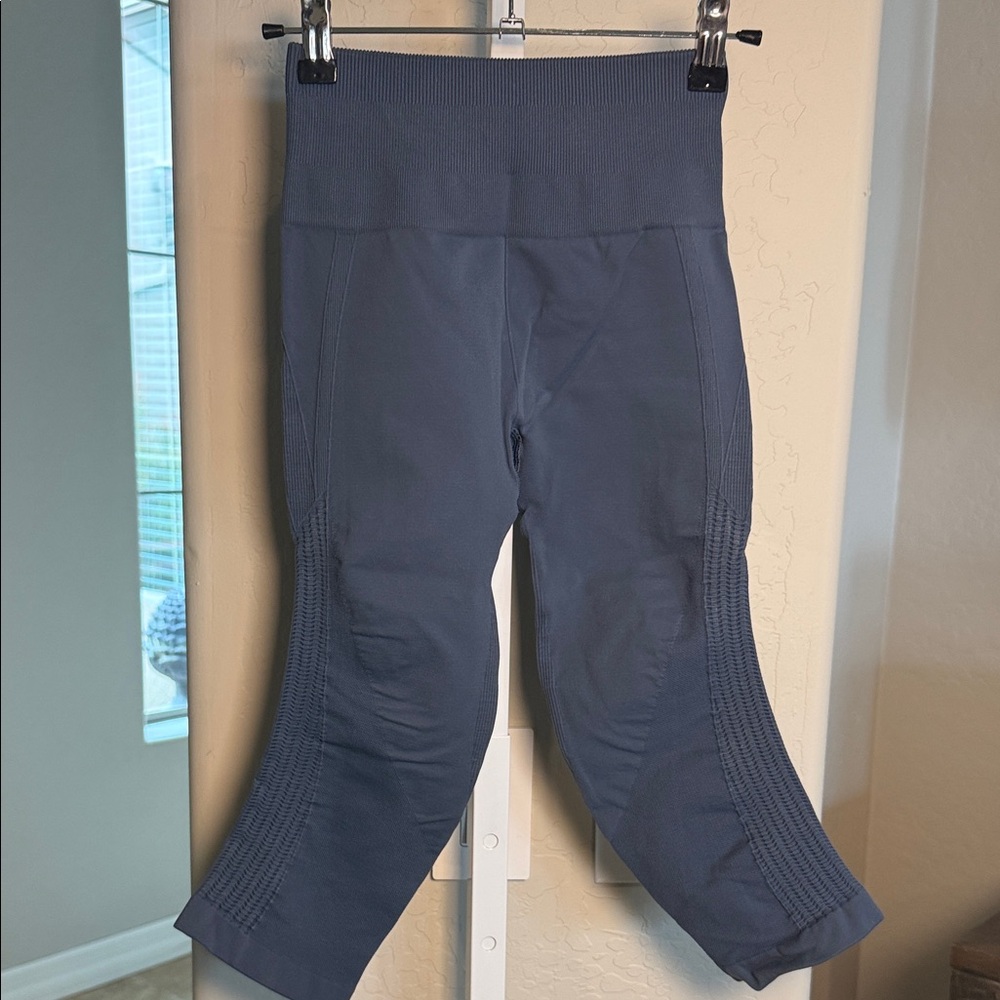 LULULEMON High-Waisted Blue Cropped Leggings SZ 4